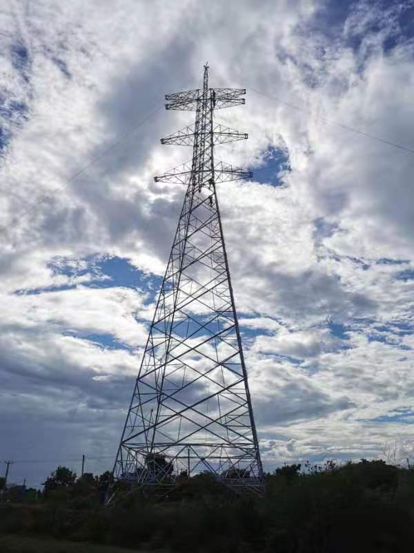 斯里兰卡输电线路项目完成第一基铁塔组立